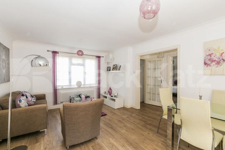 Stunning ground floor 2 bedroom property to rent with driveway for 2 cars Uplands Park Road, Enfield 